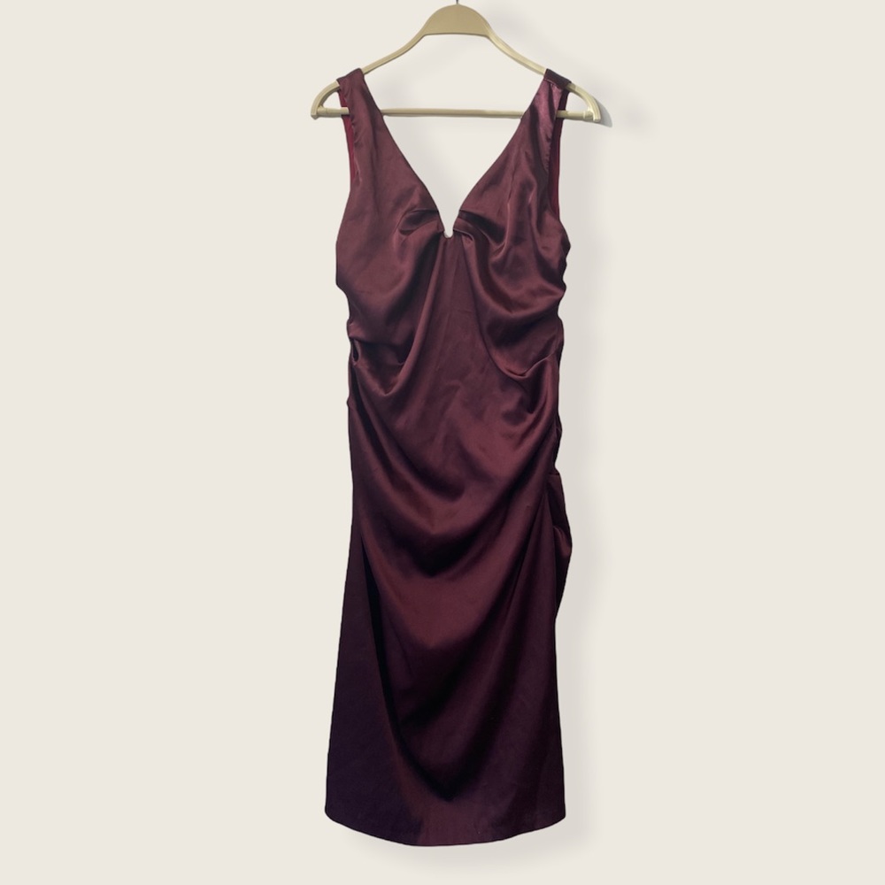 Le château holiday cocktail dress in burgundy red